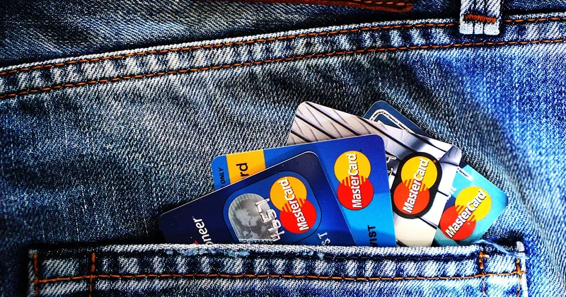 Mastercard Dual vs carte de débit classique : que choisir ?